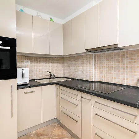 Lovely In With Kitchen Holiday home *