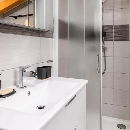 Holiday home Lovely In With Kitchen
